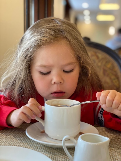 コーヒーを飲んでいる女の子の肖像画