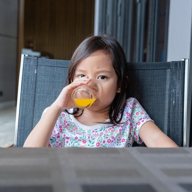 Photo portrait of girl drinking juice