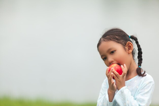 Photo portrait of a girl eating food