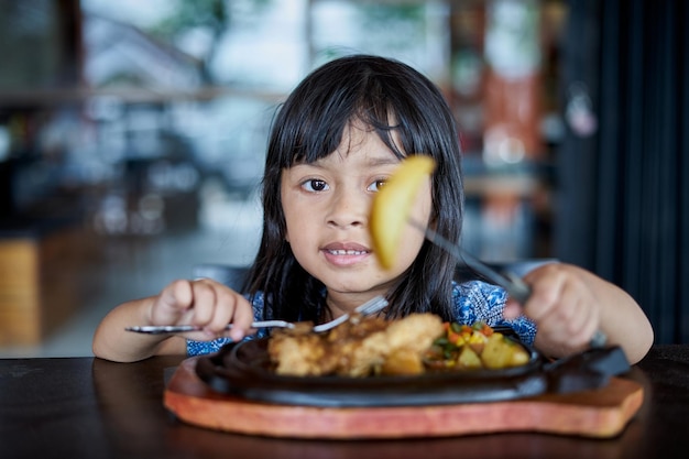 Photo portrait of girl eating food