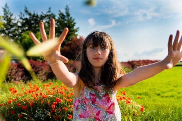 Photo portrait of girl gesturing while standing on land