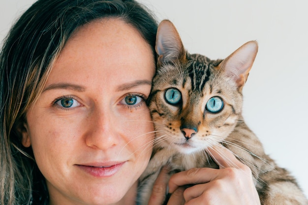 Photo portrait of a girl and her bengal cat blue eyes