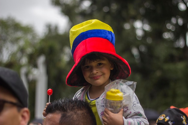 Photo portrait of girl holding bottle