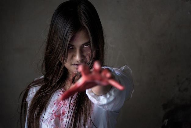 Photo portrait of a girl holding a camera