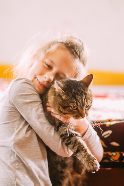 Photo portrait of a girl holding cat