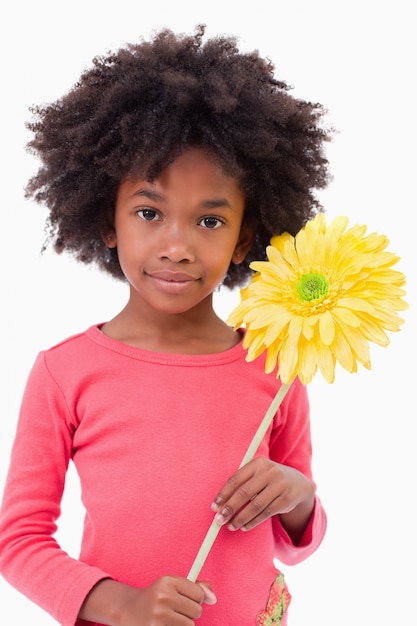 Foto ritratto di una ragazza che tiene un fiore