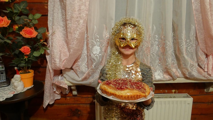 Photo portrait of girl holding food during christmas at home