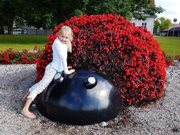 Photo portrait of girl leaning against plants