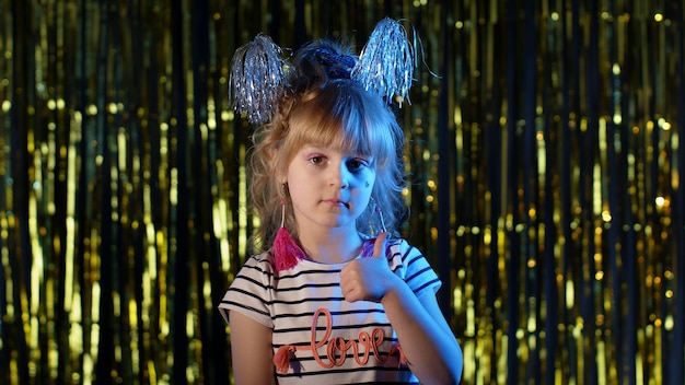 Photo portrait of girl looking away