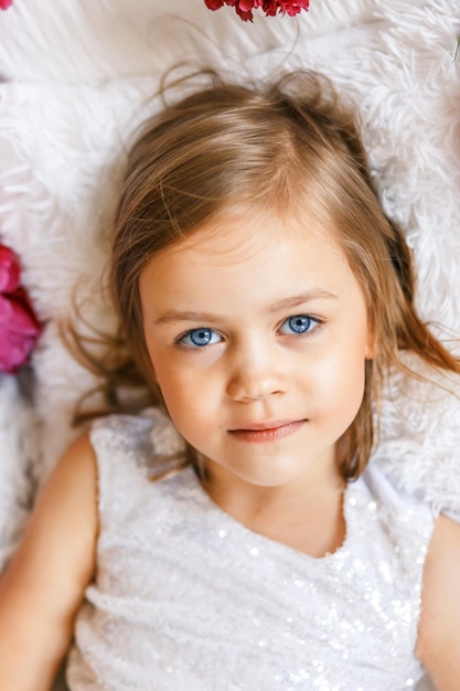 Photo portrait of girl lying on bed