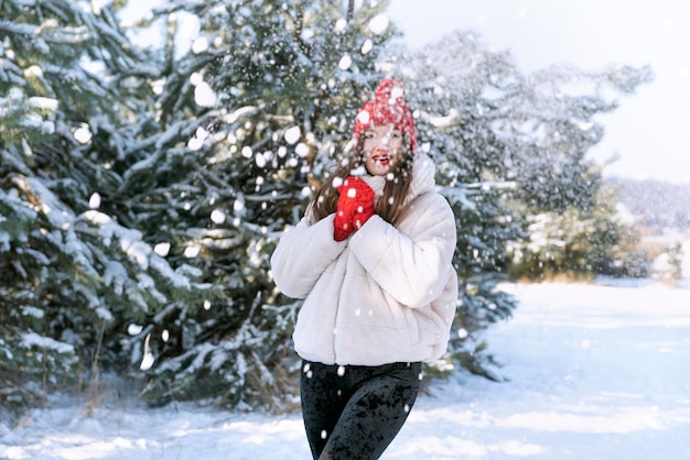 焦点が合っていない女の子の肖像画と雪冬の森