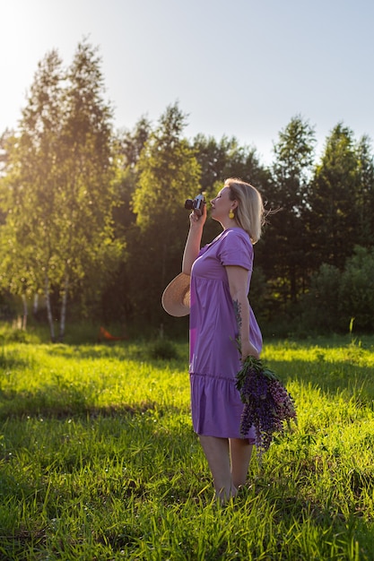 Портрет девушки по фотографии в цветущем поле на солнце на закате