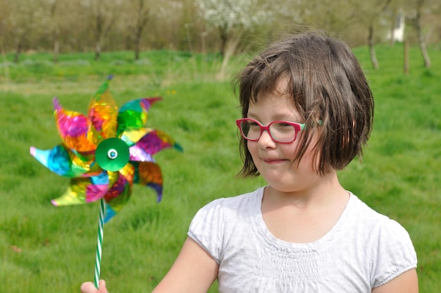 Photo portrait of girl playing outdoors