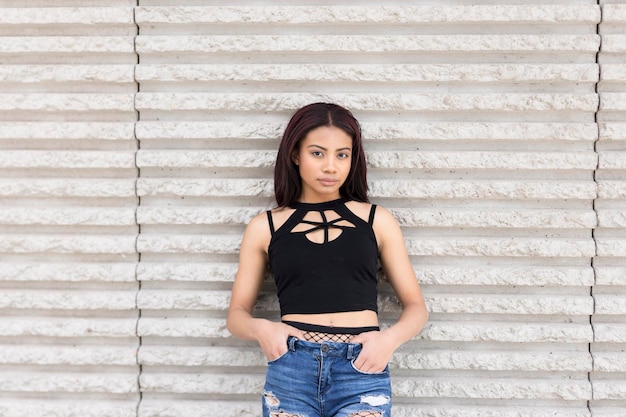 Photo portrait girl posing with casual clothes on a wall