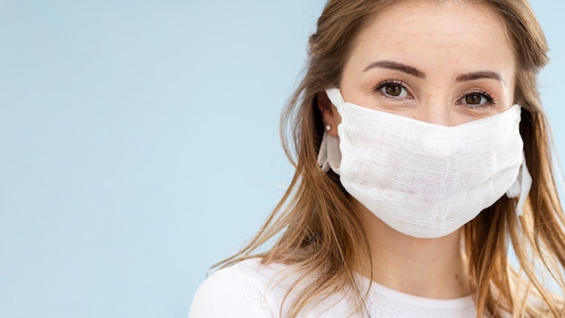 Photo portrait of girl in protective mask