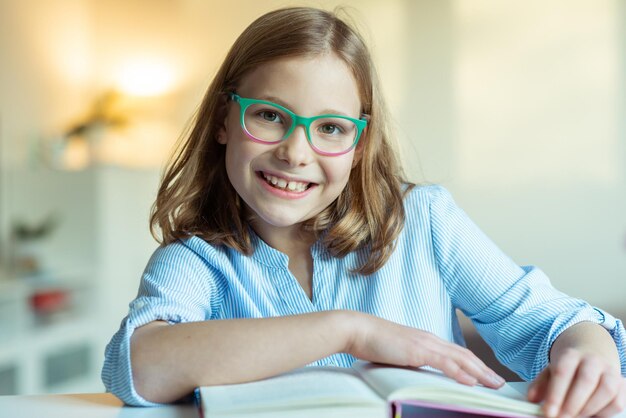 Photo portrait of girl reading book