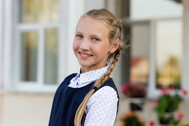 Ritratto di una ragazza in uniforme scolastica