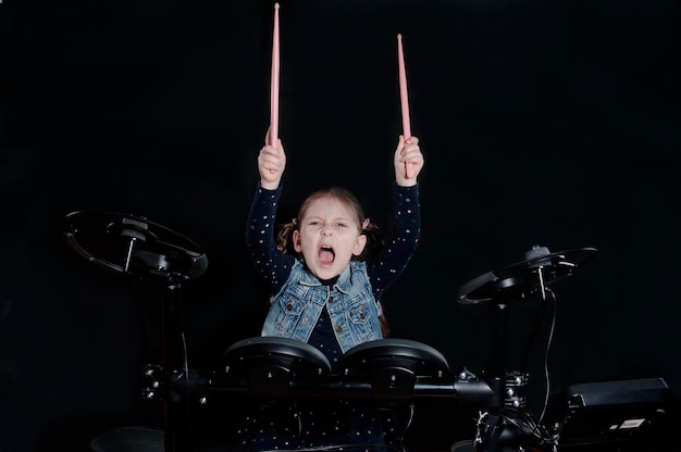 Photo portrait of girl shouting by drums