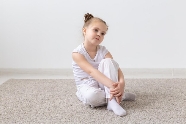 Photo portrait of girl sitting on beach