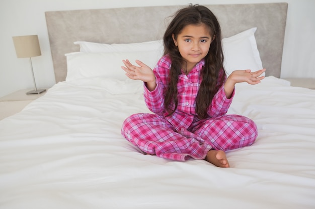 Photo portrait of a girl sitting in bed