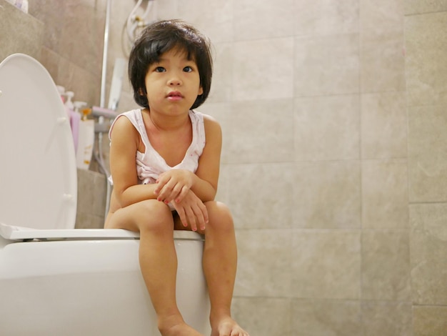 Photo portrait of a girl sitting on floor at home