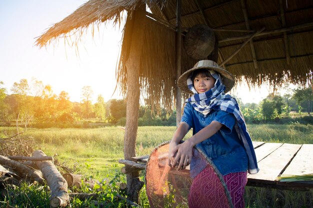 Photo portrait of girl sitting under shed at farm