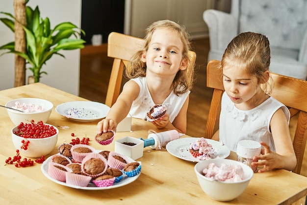 Photo portrait of a girl sitting on table