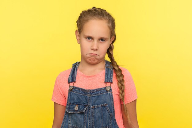 Photo portrait of girl standing against yellow background