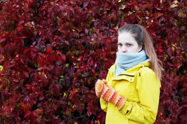 Photo portrait of a girl standing in autumn leaves