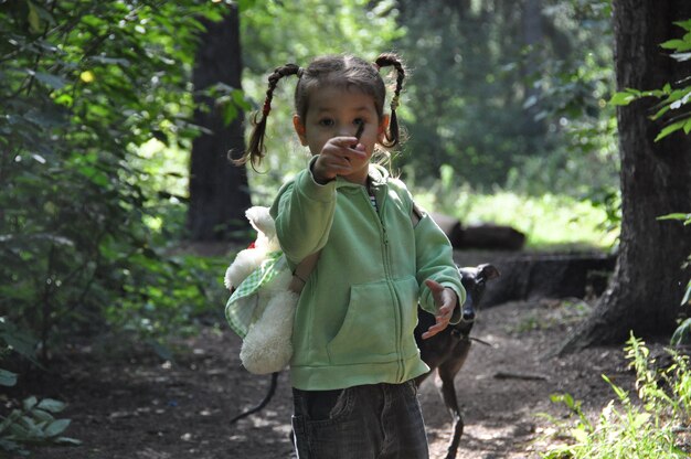 Foto ritratto di una ragazza in piedi nella foresta