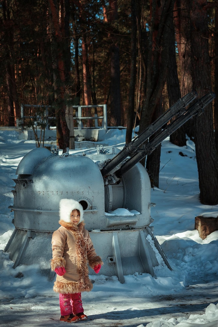 Photo portrait of girl standing on snow covered forest