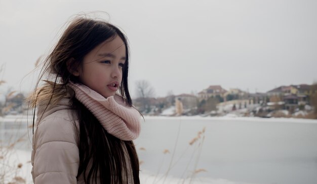 Photo portrait of girl standing in snow