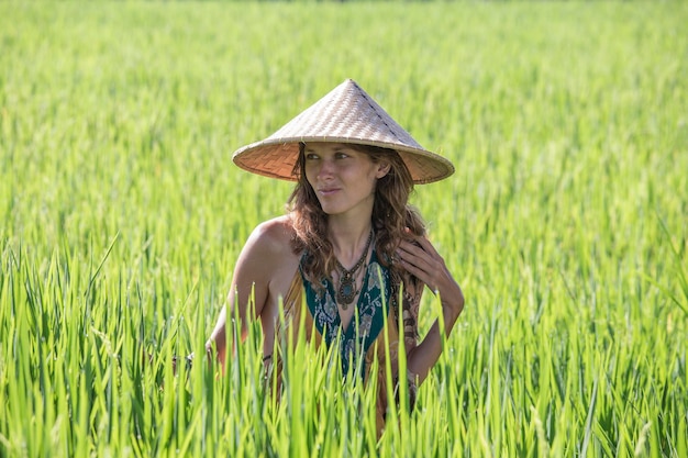 インドネシア バリ島の田んぼを背景に麦わら帽子をかぶったポートレートの女の子