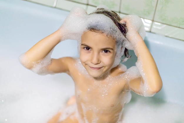 Photo portrait of girl taking bath in bathroom