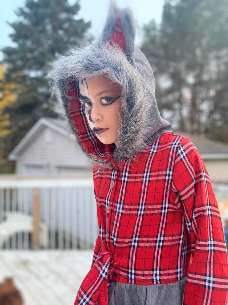 Photo portrait of girl in warm clothes