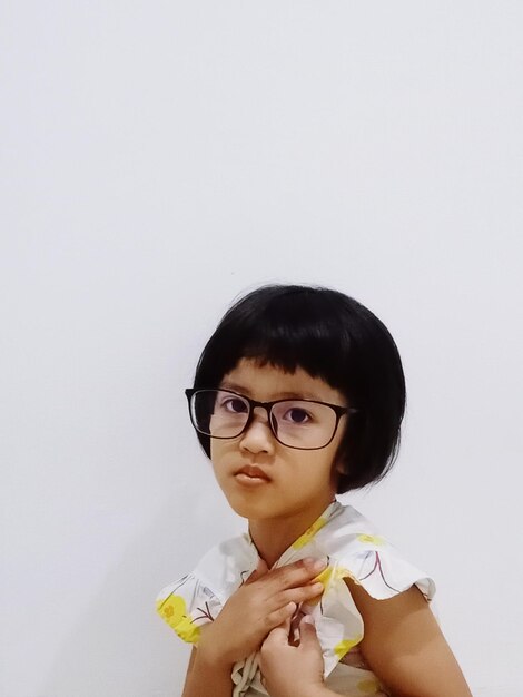 Photo portrait of girl wearing eyeglasses