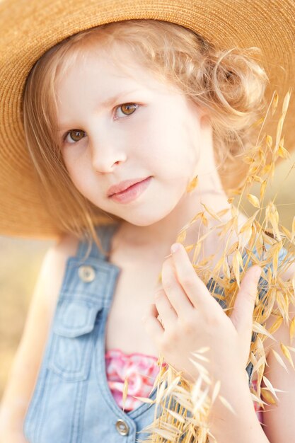 Photo portrait of girl wearing hat