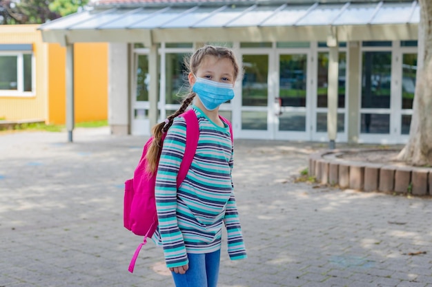 Photo portrait of girl wearing mask standing outdoors