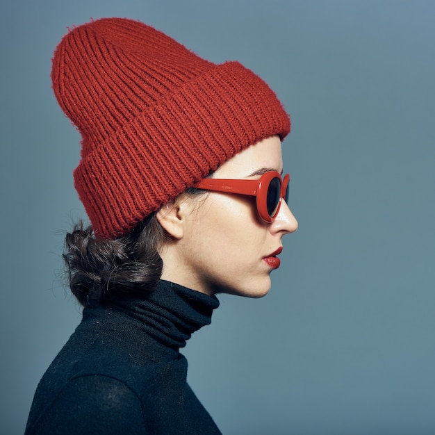 Foto ritratto di una ragazza che indossa un cappello rosso