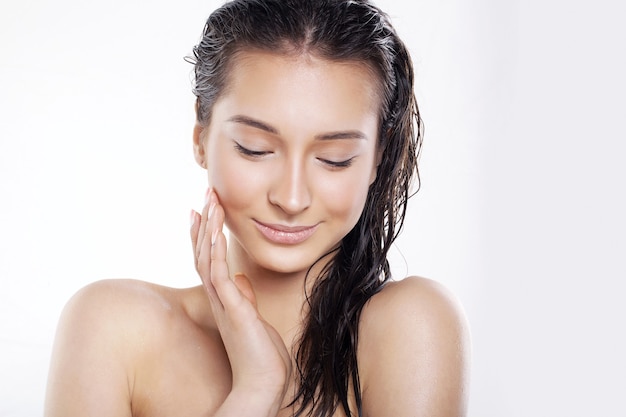 Photo portrait of a girl with beautiful skin and wet hair