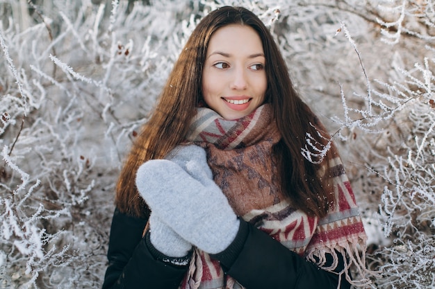 Un ritratto di una ragazza con un bel sorriso in inverno.