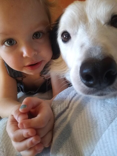 Foto ritratto di una ragazza con un cane