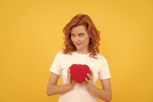 Photo portrait of girl with heart happy valentines day be my valentine lady on yellow background