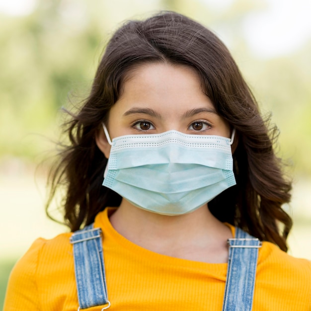 Photo portrait girl with mask