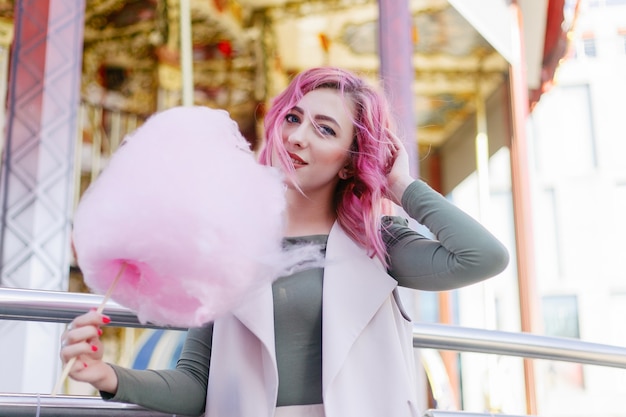 Foto ritratto di ragazza con i capelli rosa in posa nel parco divertimenti