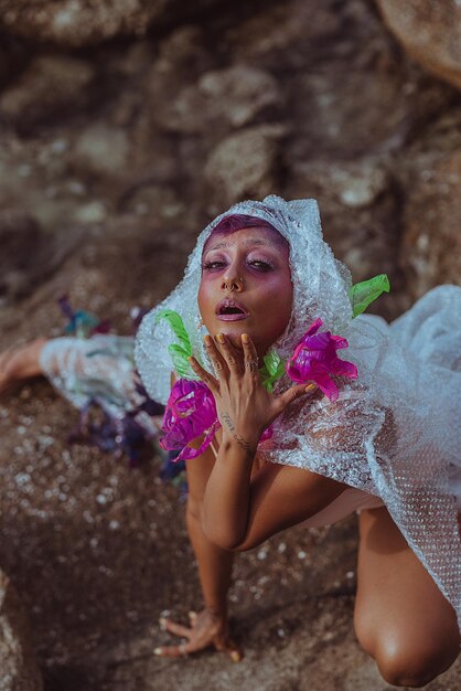 Photo portrait of girl with pink petals on land