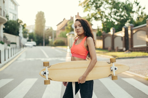 スケートボードを持つ少女の肖像画