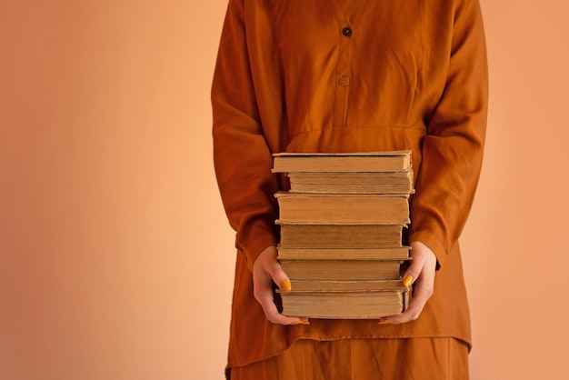 Портрет девушки со стопкой книг Счастливая девушка со стопкой книг Студентка держит в руках стопку книг