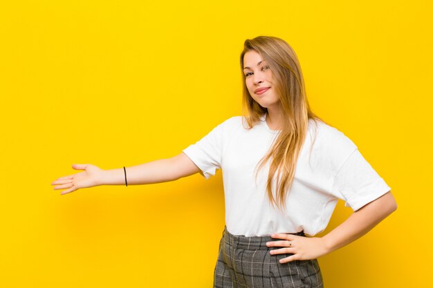 Foto ritratto di una ragazza su uno sfondo giallo