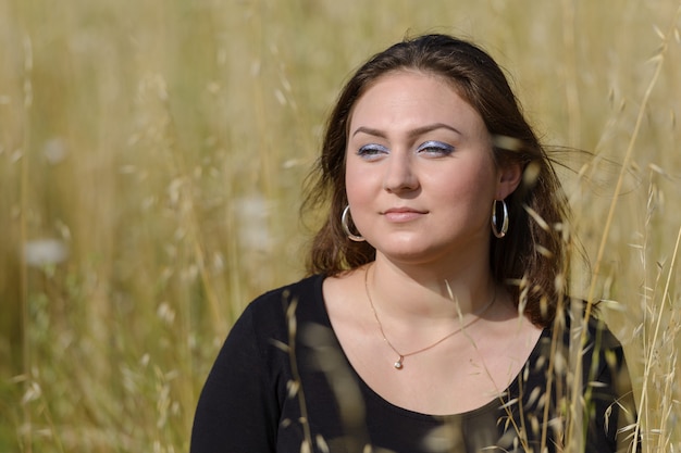 Photo portrait of a girl in a yellow field